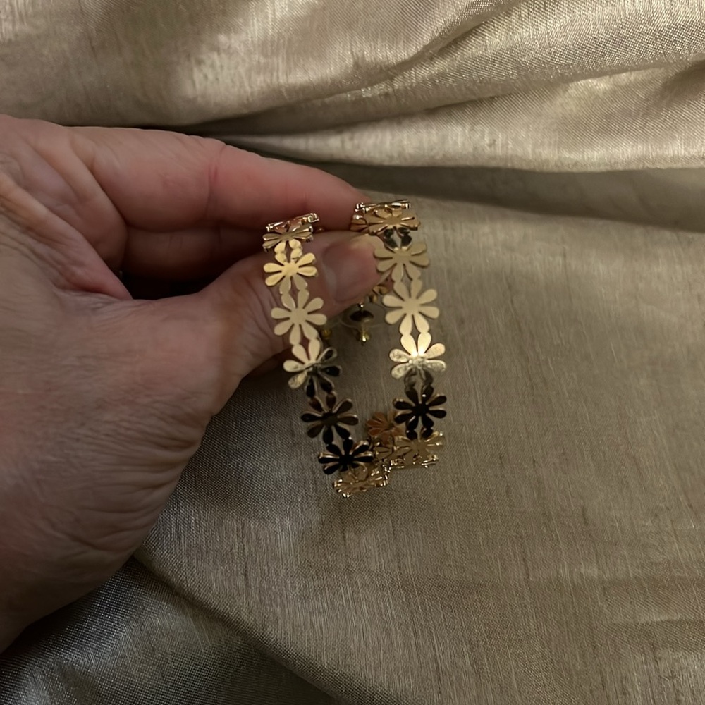 Elegant Gold Floral hoop earrings